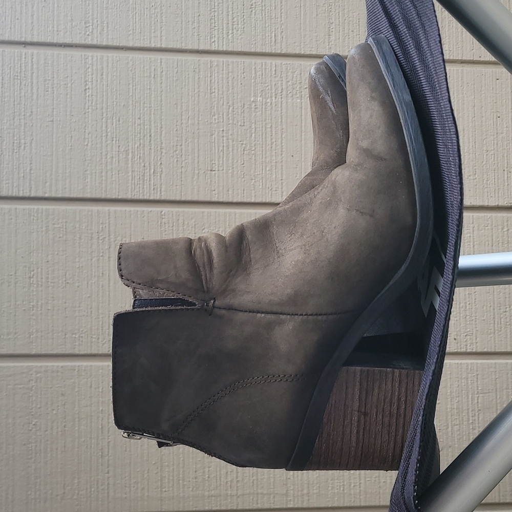 Steve Madden Suede Green Solid Boot Size 9